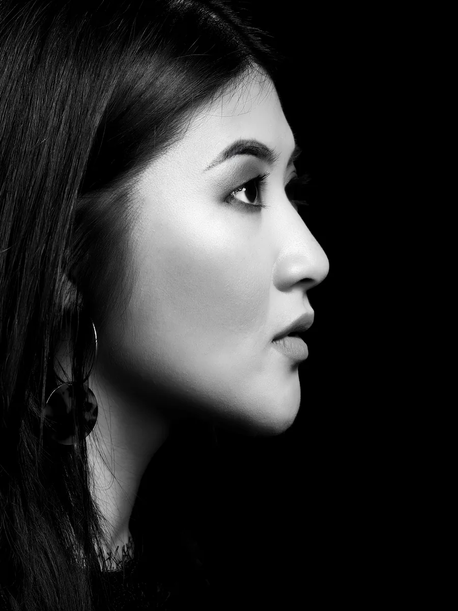 Bir kadın modelin yandan çekilmiş burun ve dudak profili